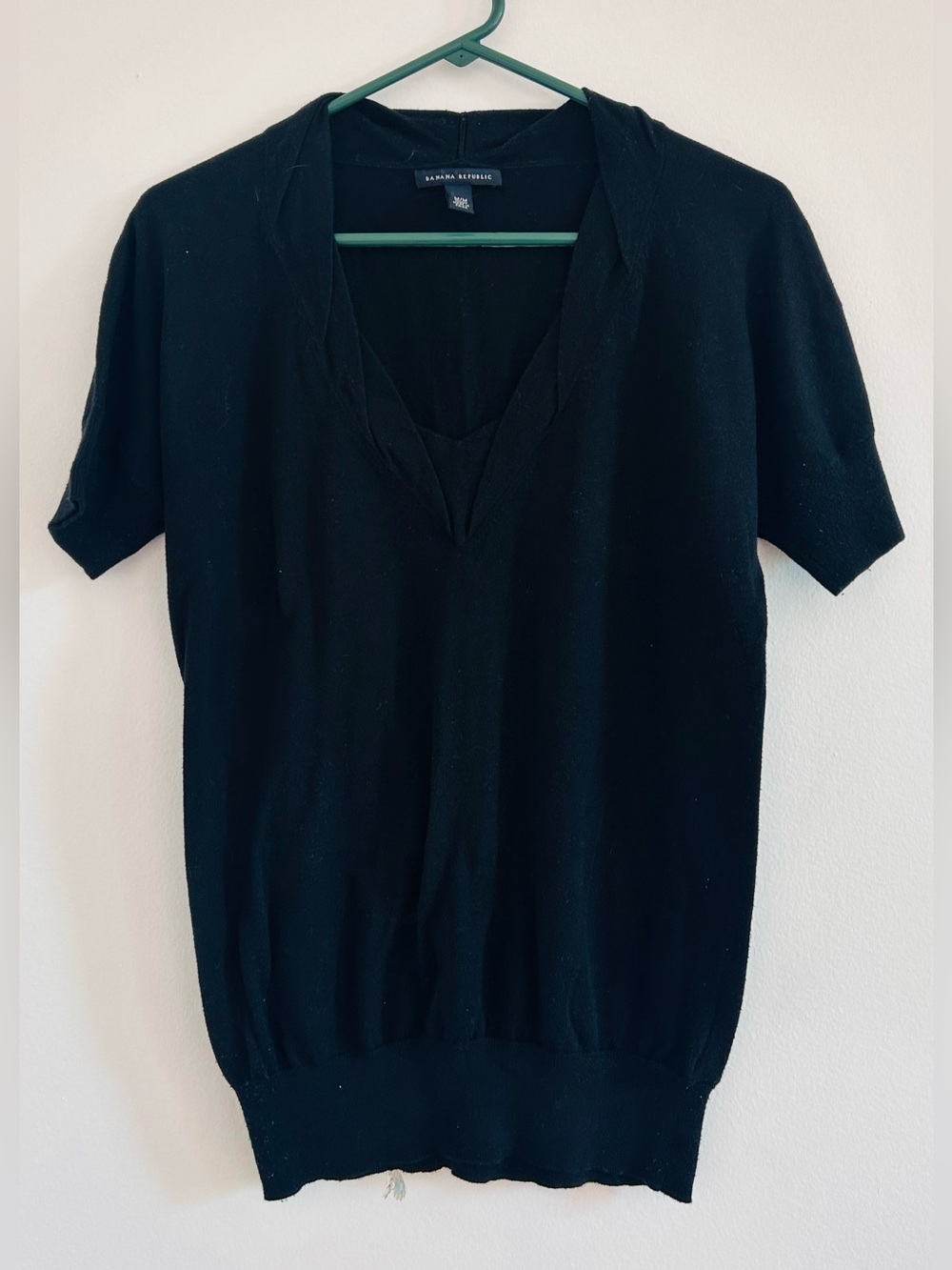 Banana Republic Black V-Neck Short Sleeve Knit Top size M